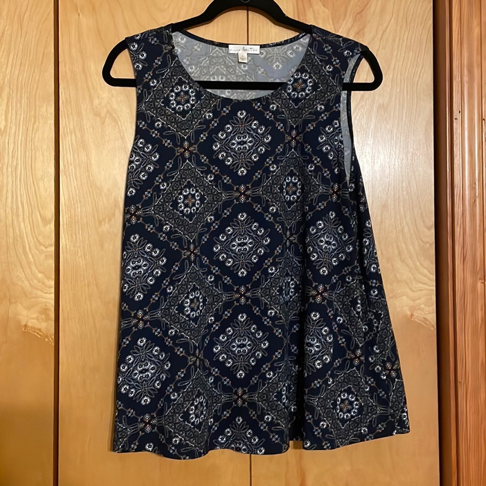 Large navy tank with rust and white pattern